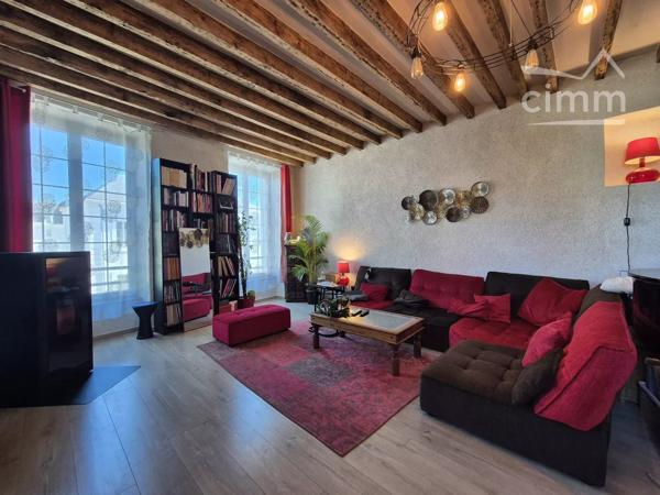 Située dans un quartier recherché de Blois, découvrez cette magnifique maison du XIXe siècle offrant 200 m² habitables.