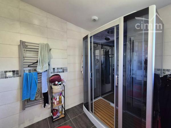 Située dans un quartier recherché de Blois, découvrez cette magnifique maison du XIXe siècle offrant 200 m² habitables.