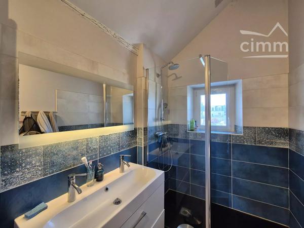 Située dans un quartier recherché de Blois, découvrez cette magnifique maison du XIXe siècle offrant 200 m² habitables.