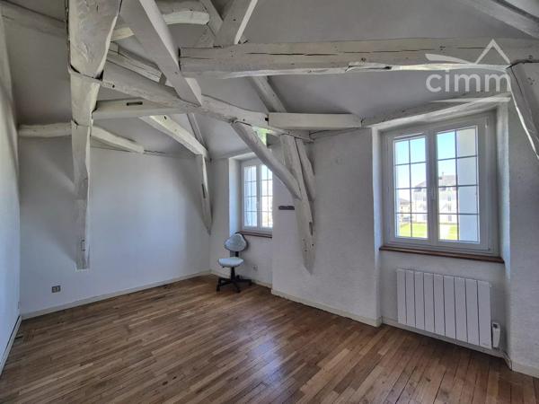 Située dans un quartier recherché de Blois, découvrez cette magnifique maison du XIXe siècle offrant 200 m² habitables.