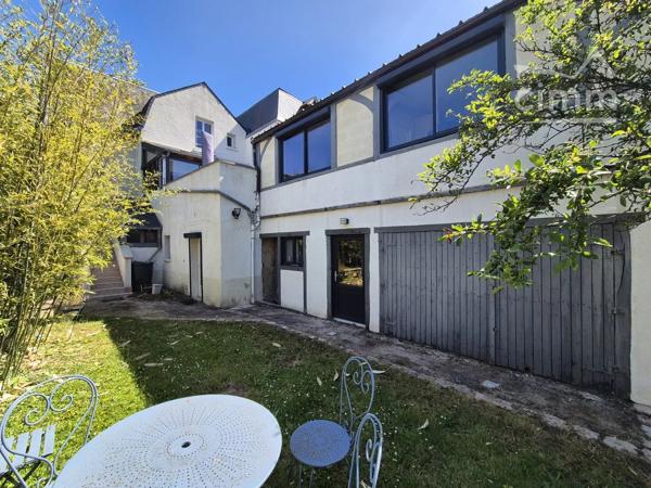 Située dans un quartier recherché de Blois, découvrez cette magnifique maison du XIXe siècle offrant 200 m² habitables.