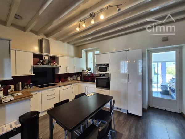 Située dans un quartier recherché de Blois, découvrez cette magnifique maison du XIXe siècle offrant 200 m² habitables.