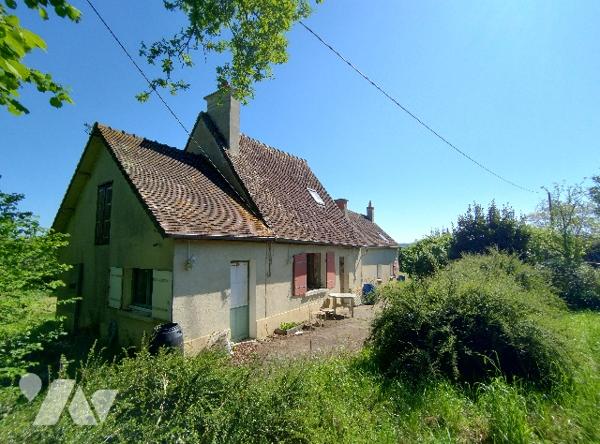Maison à rénover : cuisine, salle de bains avec WC, séjour avec poêle, bibliothèque, WC, 2 chambres