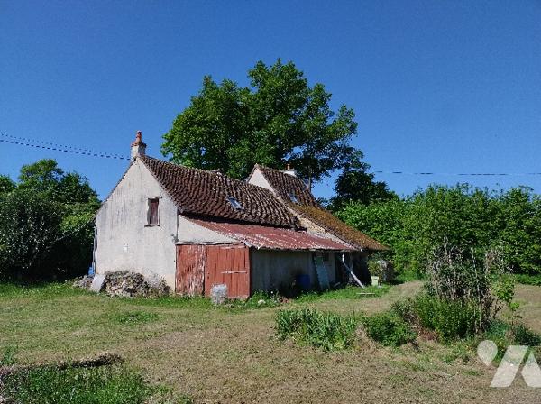 Maison à rénover : cuisine, salle de bains avec WC, séjour avec poêle, bibliothèque, WC, 2 chambres