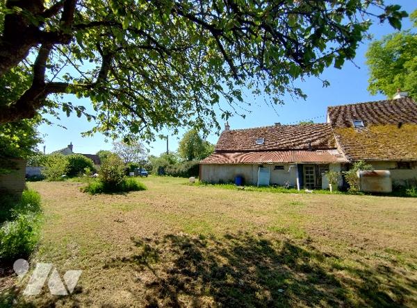 Maison à rénover : cuisine, salle de bains avec WC, séjour avec poêle, bibliothèque, WC, 2 chambres