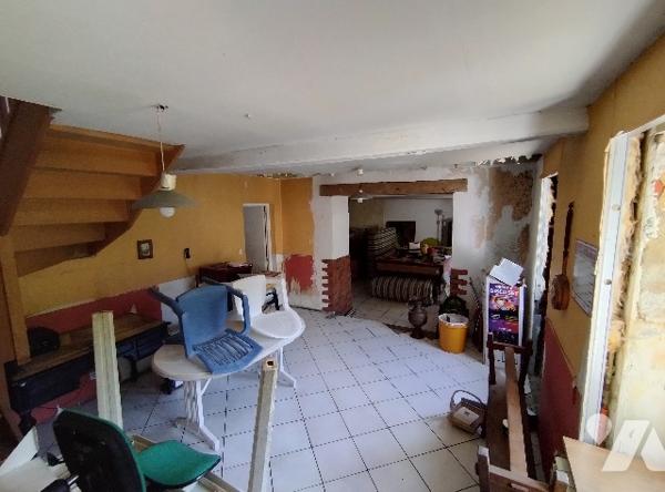 Maison à rénover : cuisine, salle de bains avec WC, séjour avec poêle, bibliothèque, WC, 2 chambres