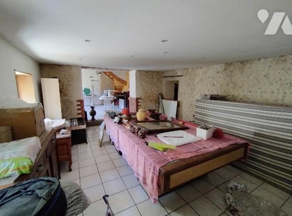 Maison à rénover : cuisine, salle de bains avec WC, séjour avec poêle, bibliothèque, WC, 2 chambres