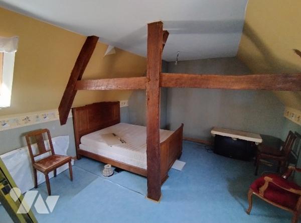 Maison à rénover : cuisine, salle de bains avec WC, séjour avec poêle, bibliothèque, WC, 2 chambres