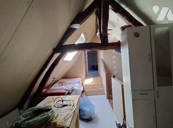 Maison à rénover : cuisine, salle de bains avec WC, séjour avec poêle, bibliothèque, WC, 2 chambres