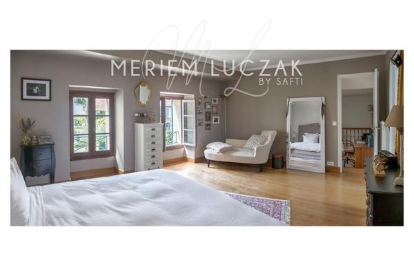 Ambiance chaleureuse dans cette maison familial, dans un secteur calme et recherché à 5 minutes du centre ville ,à decouvrir sans tarder!