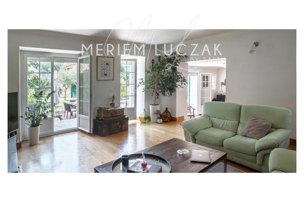 Ambiance chaleureuse dans cette maison familial, dans un secteur calme et recherché à 5 minutes du centre ville ,à decouvrir sans tarder!