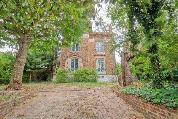 Meulière 5 chambres 135 m² + dépendance de 30 m² sur terrain de 1130 m² avec piscine