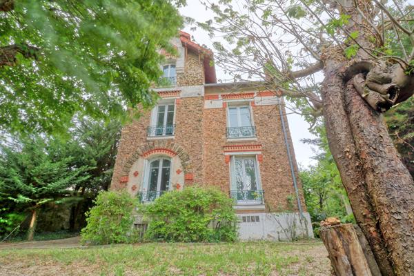 Meulière 5 chambres 135 m² + dépendance de 30 m² sur terrain de 1130 m² avec piscine
