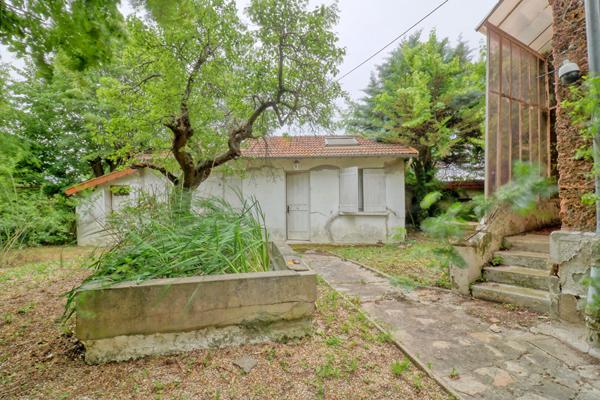 Meulière 5 chambres 135 m² + dépendance de 30 m² sur terrain de 1130 m² avec piscine