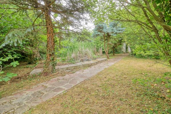 Meulière 5 chambres 135 m² + dépendance de 30 m² sur terrain de 1130 m² avec piscine