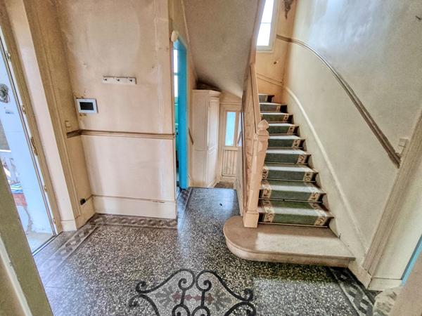 Meulière 5 chambres 135 m² + dépendance de 30 m² sur terrain de 1130 m² avec piscine