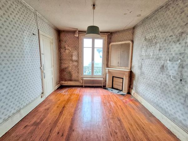 Meulière 5 chambres 135 m² + dépendance de 30 m² sur terrain de 1130 m² avec piscine