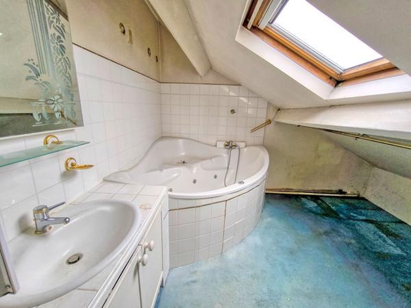 Meulière 5 chambres 135 m² + dépendance de 30 m² sur terrain de 1130 m² avec piscine