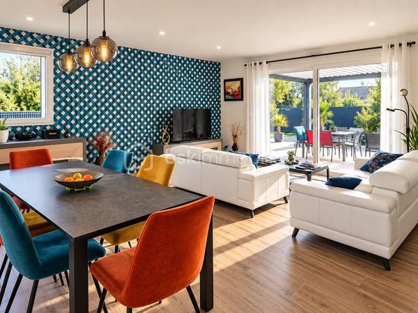 Sur la commune de Pleurtuit, à seulement 5 minutes de Dinard, découvrez cette élégante maison contemporaine de plain-pied construite en 2019, offrant tout le confort d’une habitation moderne et parfaitement entretenue.

Pensée pour une installation immédiate, cette maison clé en main ne nécessite aucun travaux. Elle se compose d’une entrée, d’un vaste séjour lumineux avec cuisine ouverte aménagée et équipée, d’une buanderie, de trois chambres avec placards, d’une belle salle d’eau moderne et d’un WC indépendant.

À l’extérieur, une terrasse carrelée et une pergola bioclimatique autoportante motorisée avec 4 stores motorisés permettent de profiter pleinement des beaux jours. Un garage d’environ 18 m² complète l’ensemble, implanté sur un terrain clos d’environ 500 m².

Confort moderne, maison récente et fibre optique raccordée : tout est réuni pour poser ses valises et profiter immédiatement des lieux.

Son emplacement constitue également un véritable atout, avec les commerces de bouche, les écoles et les principaux axes de communication à proximité, tout en bénéficiant d’un accès rapide au littoral et à Dinard.

Une maison clé en main, idéale pour celles et ceux qui recherchent confort et modernité.

Je suis déjà sur place pour vous la faire découvrir.
M. CHASSIN – 06 71 83 14 47