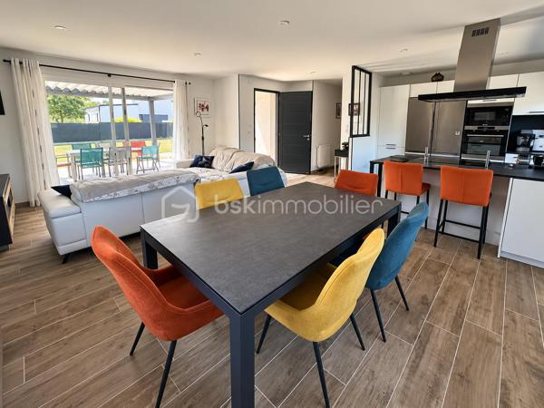 Sur la commune de Pleurtuit, à seulement 5 minutes de Dinard, découvrez cette élégante maison contemporaine de plain-pied construite en 2019, offrant tout le confort d’une habitation moderne et parfaitement entretenue.

Pensée pour une installation immédiate, cette maison clé en main ne nécessite aucun travaux. Elle se compose d’une entrée, d’un vaste séjour lumineux avec cuisine ouverte aménagée et équipée, d’une buanderie, de trois chambres avec placards, d’une belle salle d’eau moderne et d’un WC indépendant.

À l’extérieur, une terrasse carrelée et une pergola bioclimatique autoportante motorisée avec 4 stores motorisés permettent de profiter pleinement des beaux jours. Un garage d’environ 18 m² complète l’ensemble, implanté sur un terrain clos d’environ 500 m².

Confort moderne, maison récente et fibre optique raccordée : tout est réuni pour poser ses valises et profiter immédiatement des lieux.

Son emplacement constitue également un véritable atout, avec les commerces de bouche, les écoles et les principaux axes de communication à proximité, tout en bénéficiant d’un accès rapide au littoral et à Dinard.

Une maison clé en main, idéale pour celles et ceux qui recherchent confort et modernité.

Je suis déjà sur place pour vous la faire découvrir.
M. CHASSIN – 06 71 83 14 47