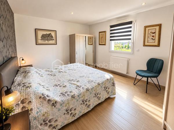 Sur la commune de Pleurtuit, à seulement 5 minutes de Dinard, découvrez cette élégante maison contemporaine de plain-pied construite en 2019, offrant tout le confort d’une habitation moderne et parfaitement entretenue.

Pensée pour une installation immédiate, cette maison clé en main ne nécessite aucun travaux. Elle se compose d’une entrée, d’un vaste séjour lumineux avec cuisine ouverte aménagée et équipée, d’une buanderie, de trois chambres avec placards, d’une belle salle d’eau moderne et d’un WC indépendant.

À l’extérieur, une terrasse carrelée et une pergola bioclimatique autoportante motorisée avec 4 stores motorisés permettent de profiter pleinement des beaux jours. Un garage d’environ 18 m² complète l’ensemble, implanté sur un terrain clos d’environ 500 m².

Confort moderne, maison récente et fibre optique raccordée : tout est réuni pour poser ses valises et profiter immédiatement des lieux.

Son emplacement constitue également un véritable atout, avec les commerces de bouche, les écoles et les principaux axes de communication à proximité, tout en bénéficiant d’un accès rapide au littoral et à Dinard.

Une maison clé en main, idéale pour celles et ceux qui recherchent confort et modernité.

Je suis déjà sur place pour vous la faire découvrir.
M. CHASSIN – 06 71 83 14 47