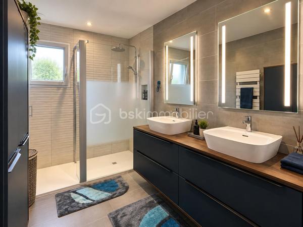 Sur la commune de Pleurtuit, à seulement 5 minutes de Dinard, découvrez cette élégante maison contemporaine de plain-pied construite en 2019, offrant tout le confort d’une habitation moderne et parfaitement entretenue.

Pensée pour une installation immédiate, cette maison clé en main ne nécessite aucun travaux. Elle se compose d’une entrée, d’un vaste séjour lumineux avec cuisine ouverte aménagée et équipée, d’une buanderie, de trois chambres avec placards, d’une belle salle d’eau moderne et d’un WC indépendant.

À l’extérieur, une terrasse carrelée et une pergola bioclimatique autoportante motorisée avec 4 stores motorisés permettent de profiter pleinement des beaux jours. Un garage d’environ 18 m² complète l’ensemble, implanté sur un terrain clos d’environ 500 m².

Confort moderne, maison récente et fibre optique raccordée : tout est réuni pour poser ses valises et profiter immédiatement des lieux.

Son emplacement constitue également un véritable atout, avec les commerces de bouche, les écoles et les principaux axes de communication à proximité, tout en bénéficiant d’un accès rapide au littoral et à Dinard.

Une maison clé en main, idéale pour celles et ceux qui recherchent confort et modernité.

Je suis déjà sur place pour vous la faire découvrir.
M. CHASSIN – 06 71 83 14 47