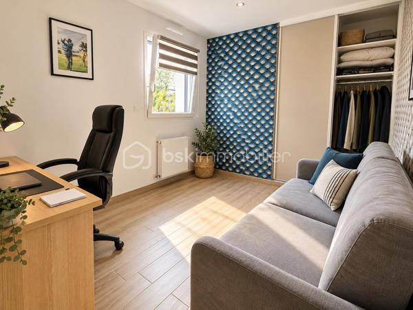 Sur la commune de Pleurtuit, à seulement 5 minutes de Dinard, découvrez cette élégante maison contemporaine de plain-pied construite en 2019, offrant tout le confort d’une habitation moderne et parfaitement entretenue.

Pensée pour une installation immédiate, cette maison clé en main ne nécessite aucun travaux. Elle se compose d’une entrée, d’un vaste séjour lumineux avec cuisine ouverte aménagée et équipée, d’une buanderie, de trois chambres avec placards, d’une belle salle d’eau moderne et d’un WC indépendant.

À l’extérieur, une terrasse carrelée et une pergola bioclimatique autoportante motorisée avec 4 stores motorisés permettent de profiter pleinement des beaux jours. Un garage d’environ 18 m² complète l’ensemble, implanté sur un terrain clos d’environ 500 m².

Confort moderne, maison récente et fibre optique raccordée : tout est réuni pour poser ses valises et profiter immédiatement des lieux.

Son emplacement constitue également un véritable atout, avec les commerces de bouche, les écoles et les principaux axes de communication à proximité, tout en bénéficiant d’un accès rapide au littoral et à Dinard.

Une maison clé en main, idéale pour celles et ceux qui recherchent confort et modernité.

Je suis déjà sur place pour vous la faire découvrir.
M. CHASSIN – 06 71 83 14 47