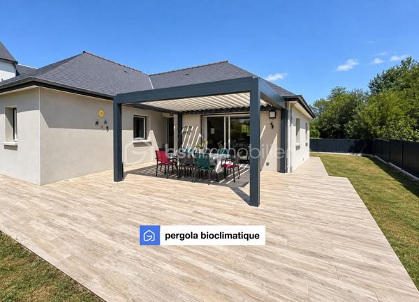 Sur la commune de Pleurtuit, à seulement 5 minutes de Dinard, découvrez cette élégante maison contemporaine de plain-pied construite en 2019, offrant tout le confort d’une habitation moderne et parfaitement entretenue.

Pensée pour une installation immédiate, cette maison clé en main ne nécessite aucun travaux. Elle se compose d’une entrée, d’un vaste séjour lumineux avec cuisine ouverte aménagée et équipée, d’une buanderie, de trois chambres avec placards, d’une belle salle d’eau moderne et d’un WC indépendant.

À l’extérieur, une terrasse carrelée et une pergola bioclimatique autoportante motorisée avec 4 stores motorisés permettent de profiter pleinement des beaux jours. Un garage d’environ 18 m² complète l’ensemble, implanté sur un terrain clos d’environ 500 m².

Confort moderne, maison récente et fibre optique raccordée : tout est réuni pour poser ses valises et profiter immédiatement des lieux.

Son emplacement constitue également un véritable atout, avec les commerces de bouche, les écoles et les principaux axes de communication à proximité, tout en bénéficiant d’un accès rapide au littoral et à Dinard.

Une maison clé en main, idéale pour celles et ceux qui recherchent confort et modernité.

Je suis déjà sur place pour vous la faire découvrir.
M. CHASSIN – 06 71 83 14 47
