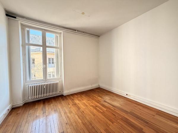 CENTRE VILLE POITIERS A PROXIMITÉ DES CORDELIERS BUREAUX DE CARACTERE 208 m2