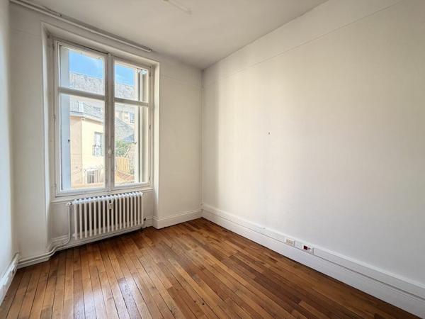 CENTRE VILLE POITIERS A PROXIMITÉ DES CORDELIERS BUREAUX DE CARACTERE 208 m2