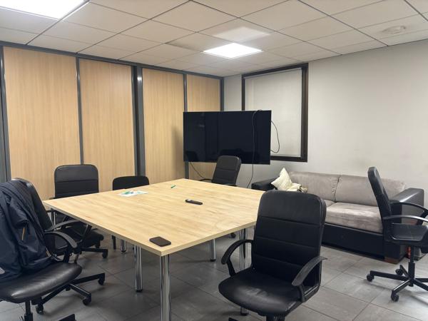 À LOUER / À VENDRE : Bureaux situés au 1er étage d'un immeuble en R+3 en façade de l'A72 à Villars