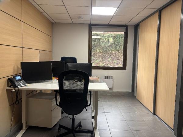 À LOUER / À VENDRE : Bureaux situés au 1er étage d'un immeuble en R+3 en façade de l'A72 à Villars