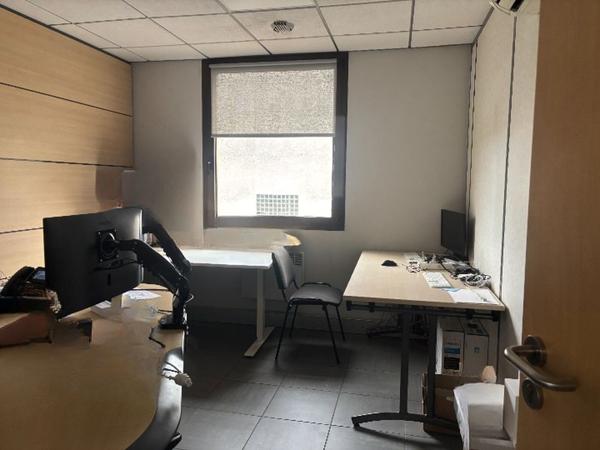 À LOUER / À VENDRE : Bureaux situés au 1er étage d'un immeuble en R+3 en façade de l'A72 à Villars