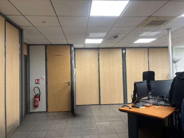 À LOUER / À VENDRE : Bureaux situés au 1er étage d'un immeuble en R+3 en façade de l'A72 à Villars
