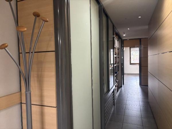 À LOUER / À VENDRE : Bureaux situés au 1er étage d'un immeuble en R+3 en façade de l'A72 à Villars