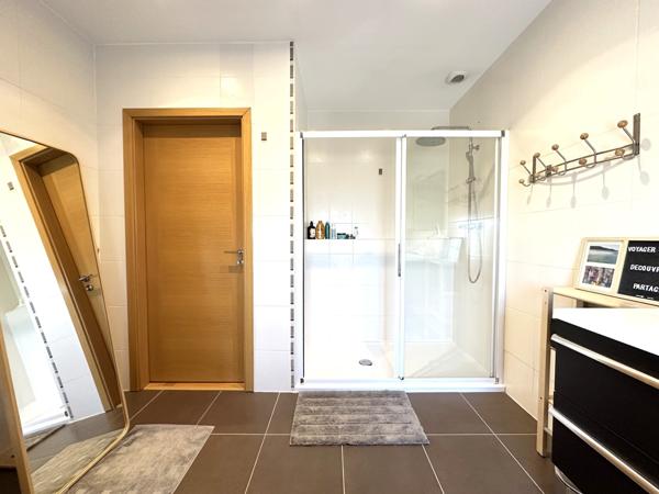 Mieux qu'un appartement, maison mitoyenne sans jardin avec terrasse au calme dans une impasse, 3 chambres