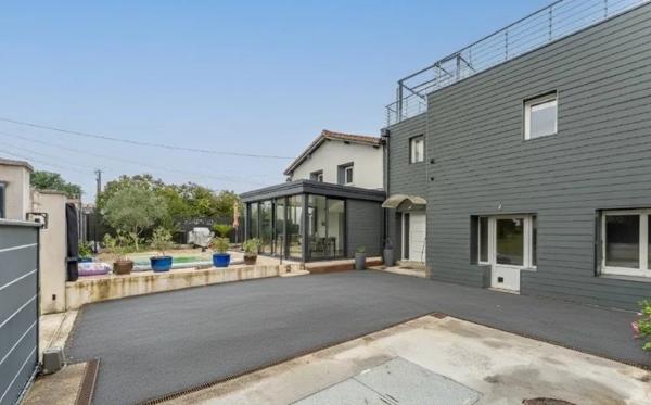 Villa contemporaine avec piscine-spa, studio indépendant et excellent bilan énergétique Brizambourg