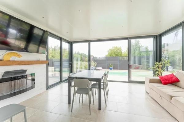 Villa contemporaine avec piscine-spa, studio indépendant et excellent bilan énergétique Brizambourg