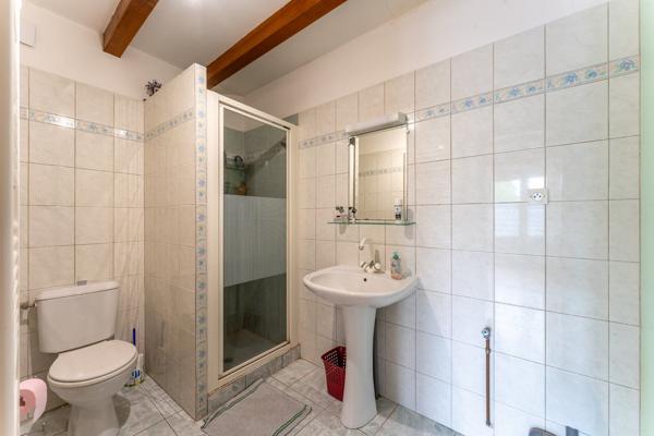 Villa contemporaine avec piscine-spa, studio indépendant et excellent bilan énergétique Brizambourg