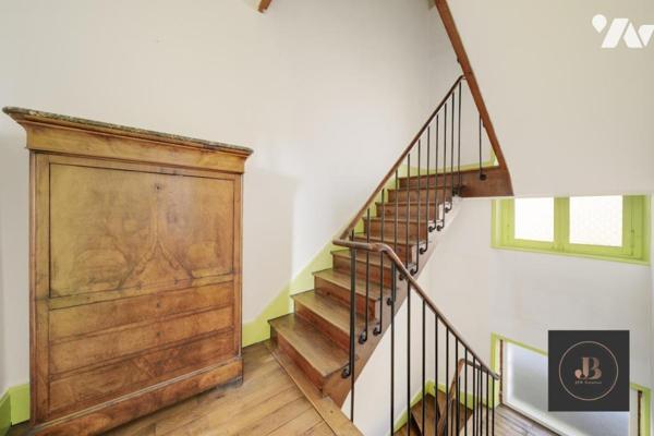 Maison T5 de caractère avec jardin.