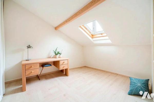 Maison T5 de caractère avec jardin.