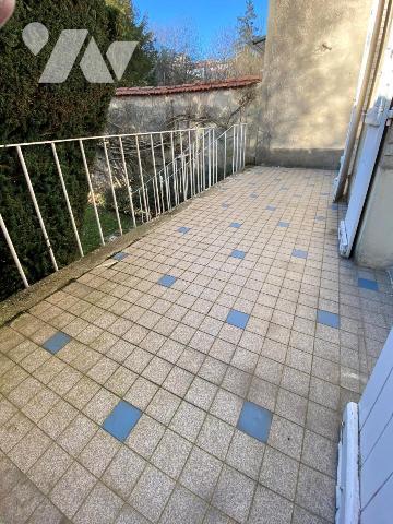 Maison T5 de caractère avec jardin.