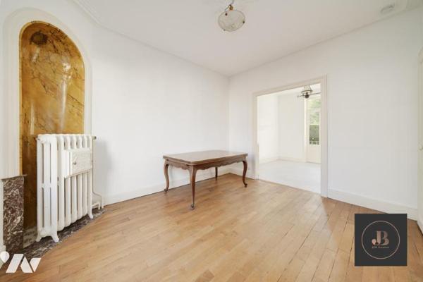 Maison T5 de caractère avec jardin.