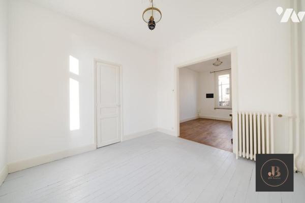 Maison T5 de caractère avec jardin.