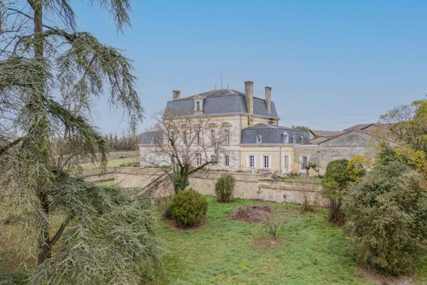 Élégance et héritage un château d'exception au coeur d'un vignoble classé Montagne