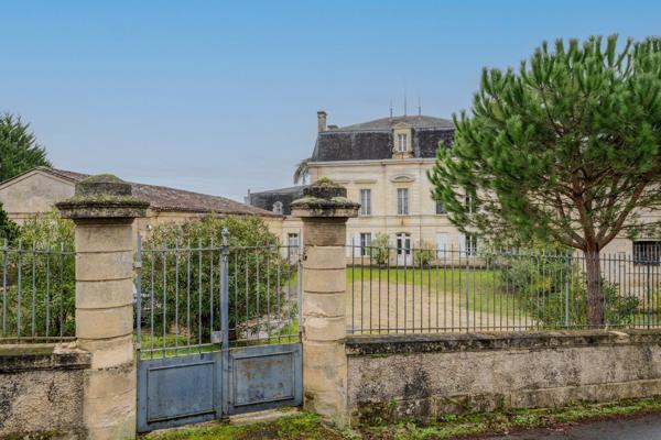 Élégance et héritage un château d'exception au coeur d'un vignoble classé Montagne