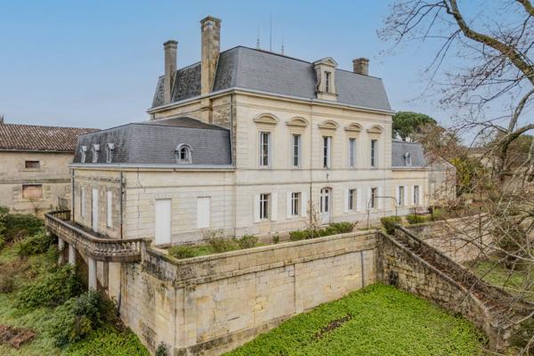 Élégance et héritage un château d'exception au coeur d'un vignoble classé Montagne