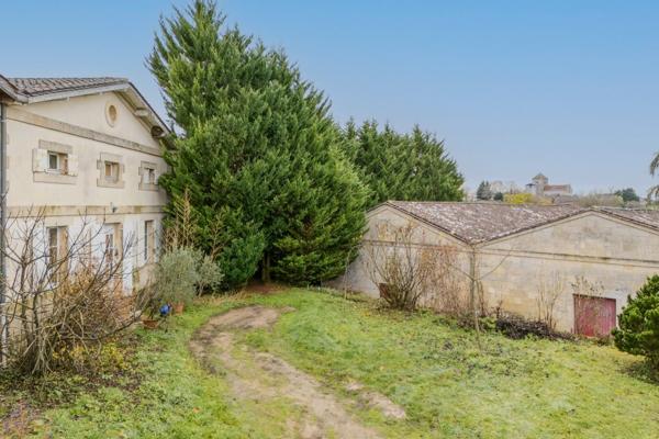 Élégance et héritage un château d'exception au coeur d'un vignoble classé Montagne
