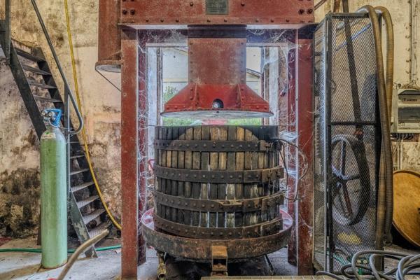 Élégance et héritage un château d'exception au coeur d'un vignoble classé Montagne