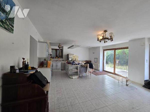 Proximité immédiate du bourg, jolie  maison indépendante comprenant pièce de vie avec coin cuis...